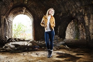 sm2_09 And here it is with 3 Speedlights. Two more Speedlights were rigged out of shot and triggered with Pocket Wizard TTL units to act as back lights. Chloe's jeans tell the whole story.