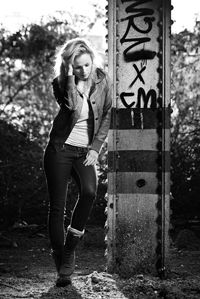 sm2_11 I then showed how to integrate daylight into the mix and to really work the image style in a rigged shoot location. This is one of my favourite shots of the day and it was taken in the same light as the shot above.
