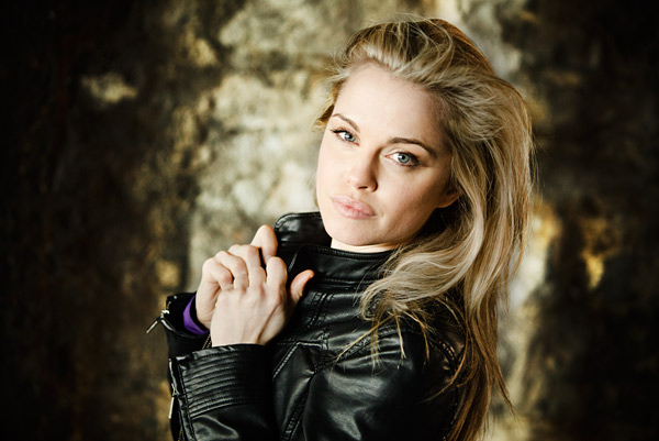 6 Natural light alone was used for this portrait of the gorgeous Marie.