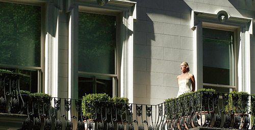 01_07 Sunlight on the balcony picks out the bride. Another colour shot in pastel shades – strong saturated colours don’t really go with minimalism! ISO 200 f/4 at 1/2000th