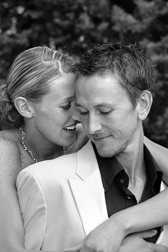 01_15 Stepping back out of the sunlight of the previous picture and just using the bushes as a backdrop, these intimate moments were set up and then captured spontaneously. Sometimes couples make their own magic! ISO 800 f/4 at 1/180th