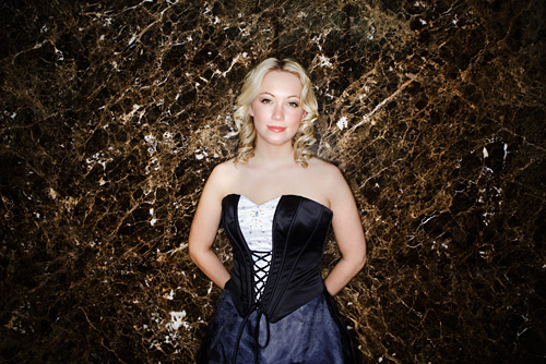 I took this frame with the Broncolor ringflash attached to my Mobil kit.