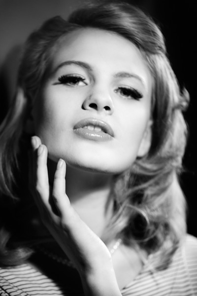 100mm lens at f/2.8 For this shot I used the same lighting set up as in the shot above but I opened the lens up to f/2.8 and used the modeling light to create a true vintage look from before the days of flash when tungsten Fresnel lighting was used.