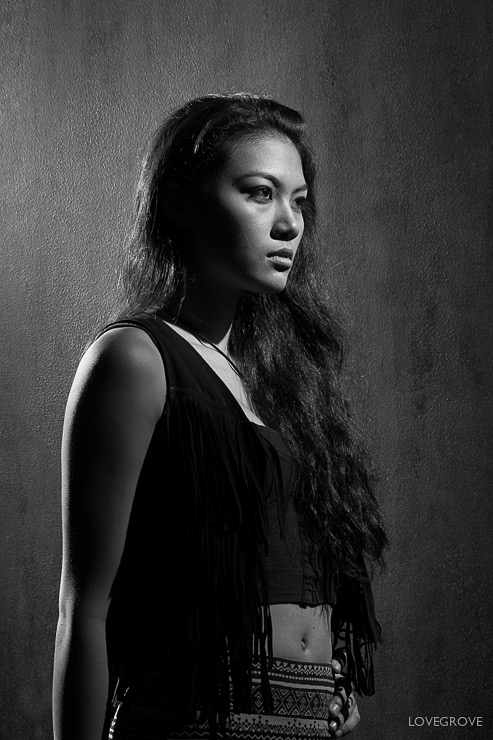07. This close up shows you how a Speedlight wraps around cheek bones to define and slim down a face.