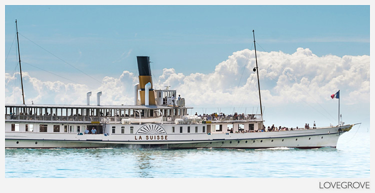 09. A paddle steamer passed us by.